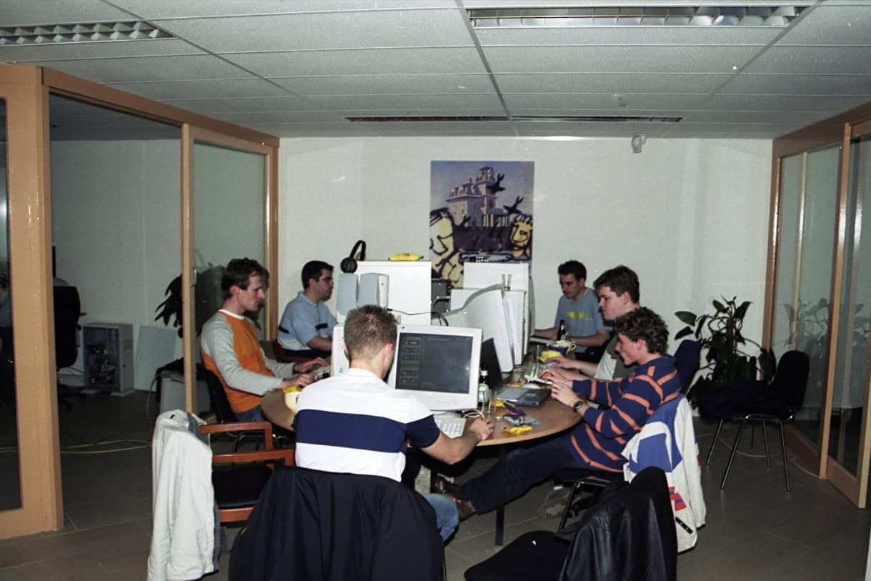 Een computerspeeldag van Korton uit 2002