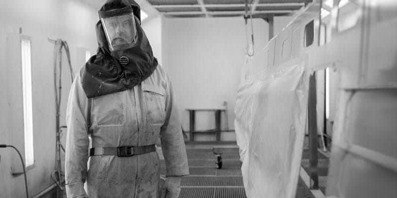 Een medewerker van Aalberts in beschermende kleding