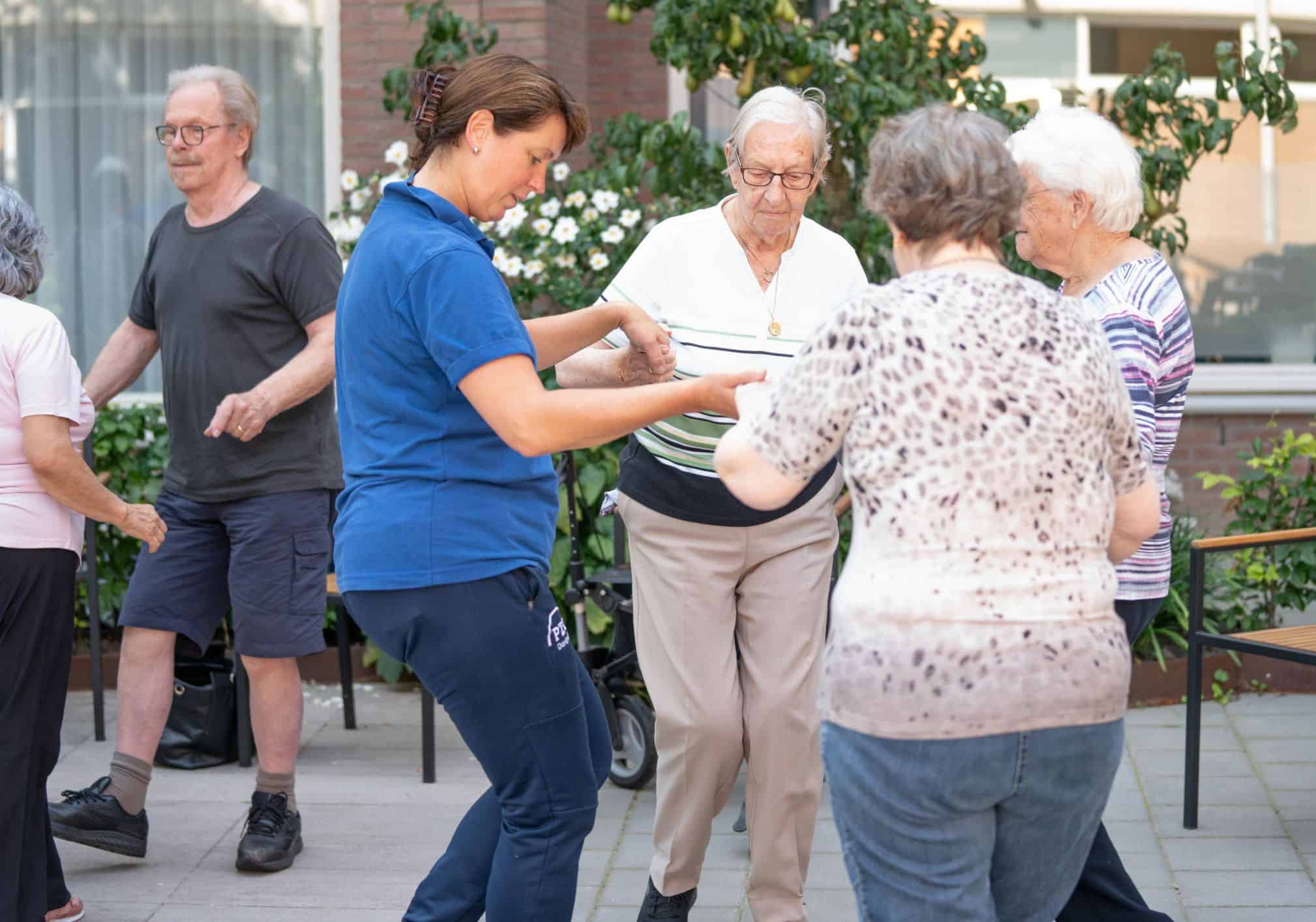 Bewoners en medewerkers tijdens een activiteit