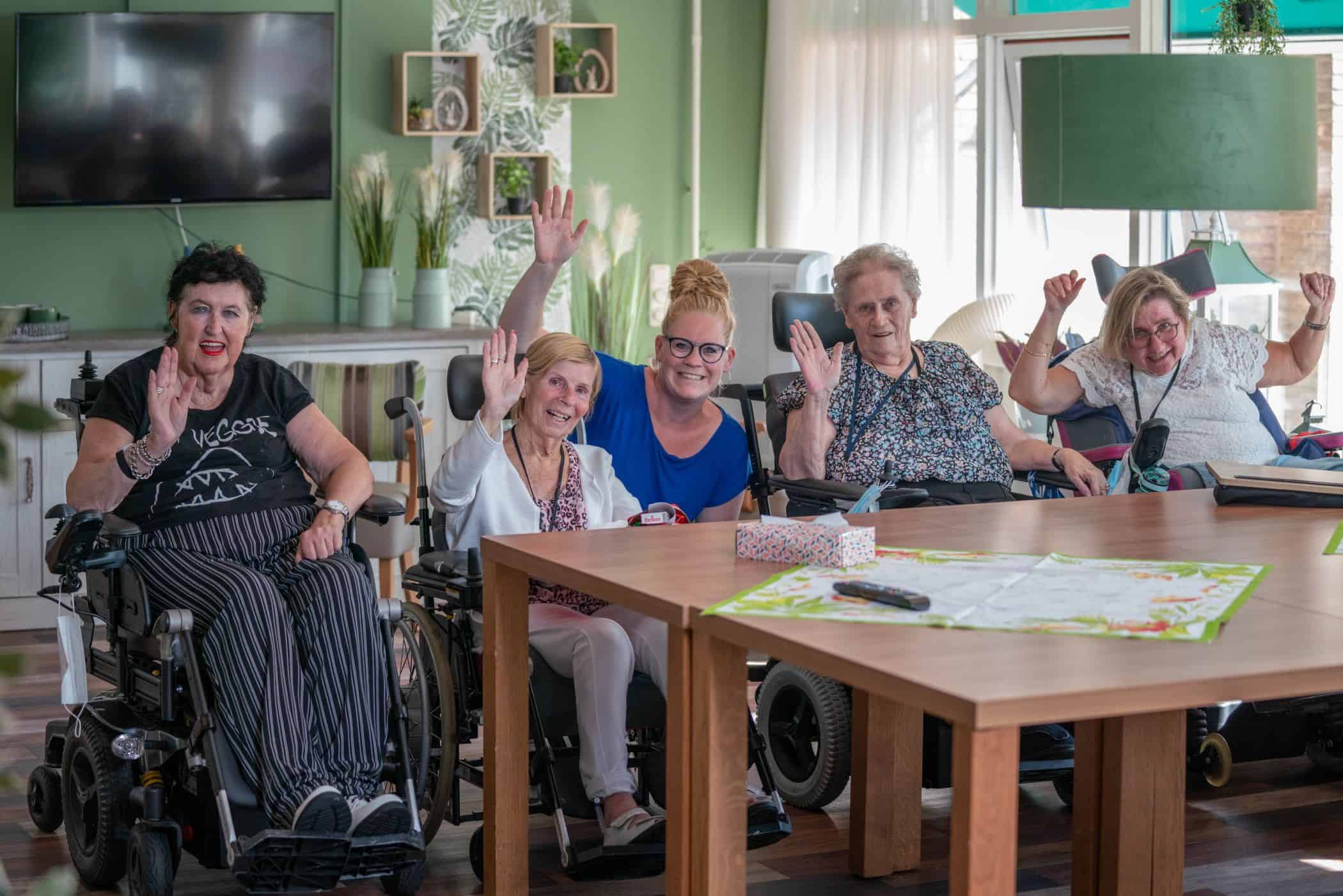 Bewoners doen samen een activiteit aan tafel