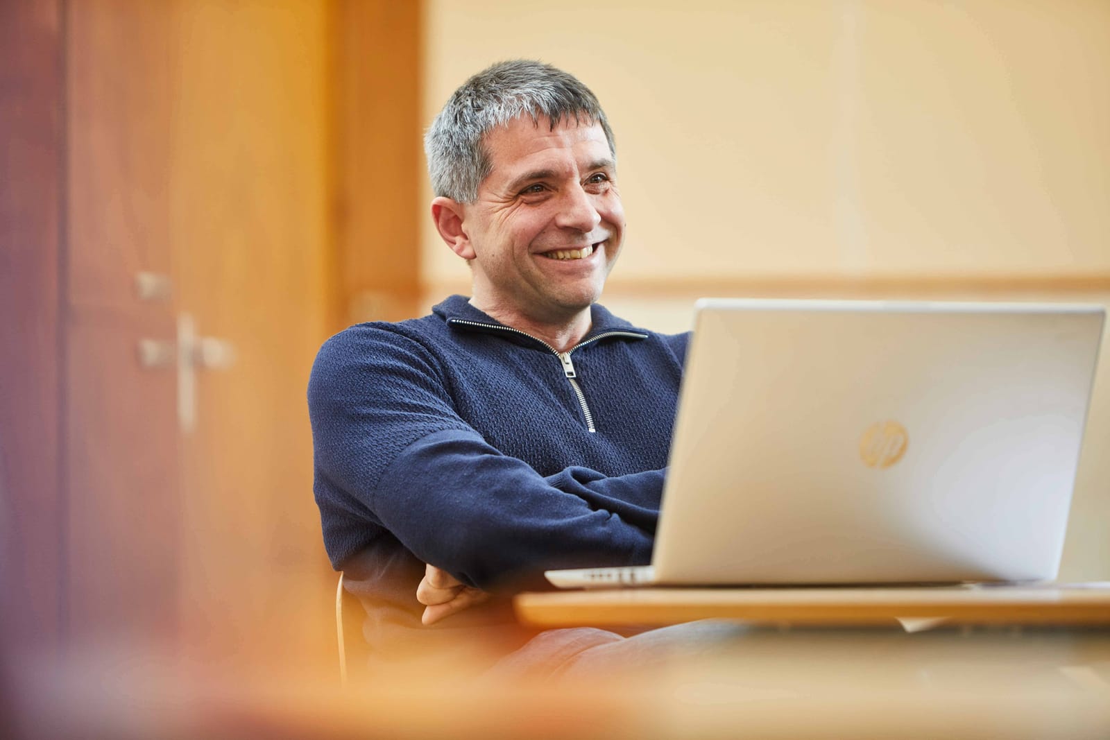 Een medewerker van de Overburen achter een laptop