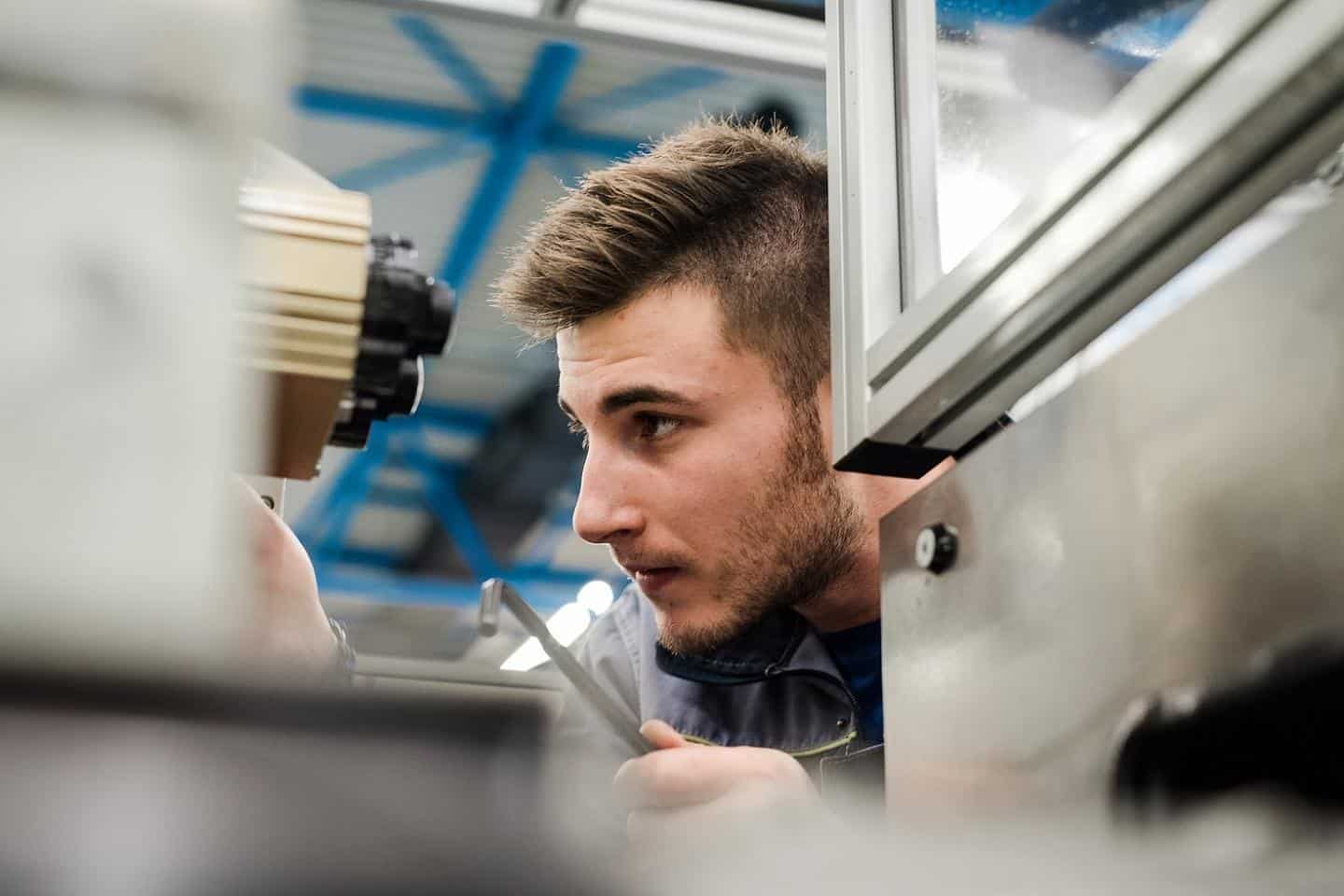 Een medewerker van Aalberts werkt aan een buizensysteem