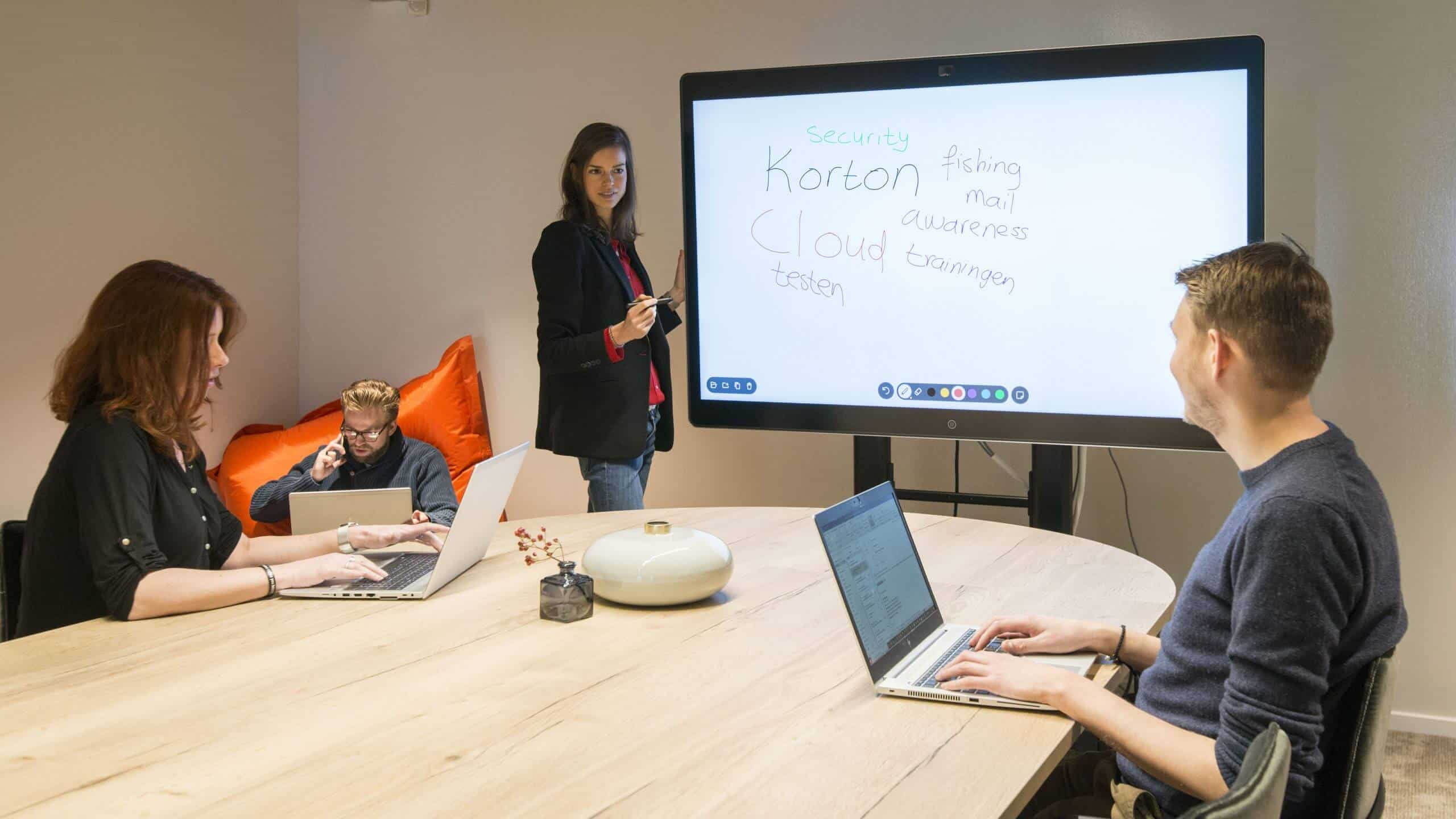 Een workshop met een presentatie op het scherm