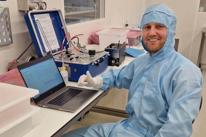 Een medewerker van Aalberts in een cleanroom