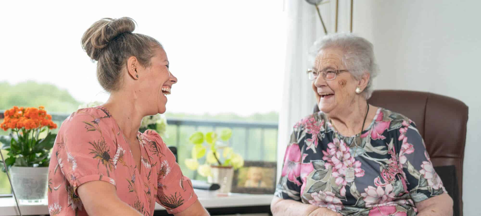 Een medewerker en een bewoner van Zorggroep Crabbehoff in gesprek