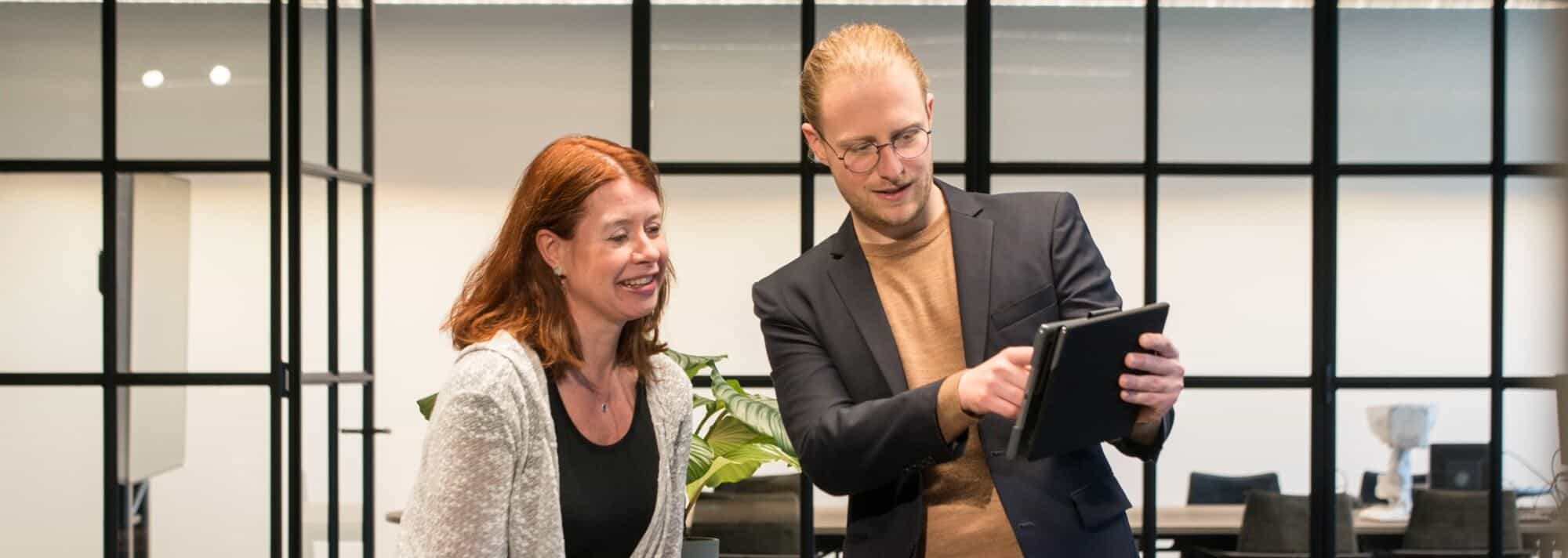 Twee klanten in gesprek bij het raam
