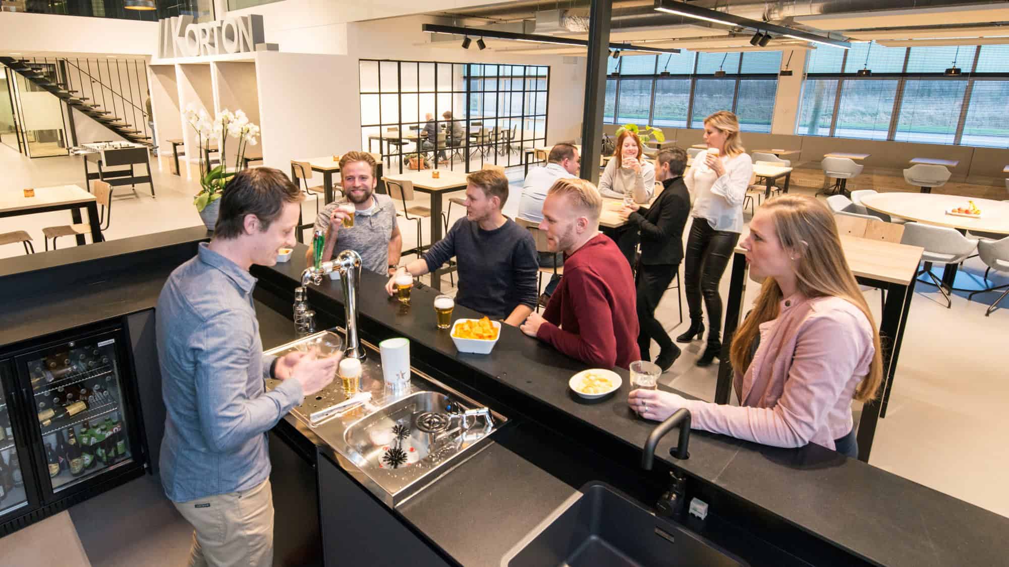 Collega's aan de bar tijdens de vrijdagmiddagborrel