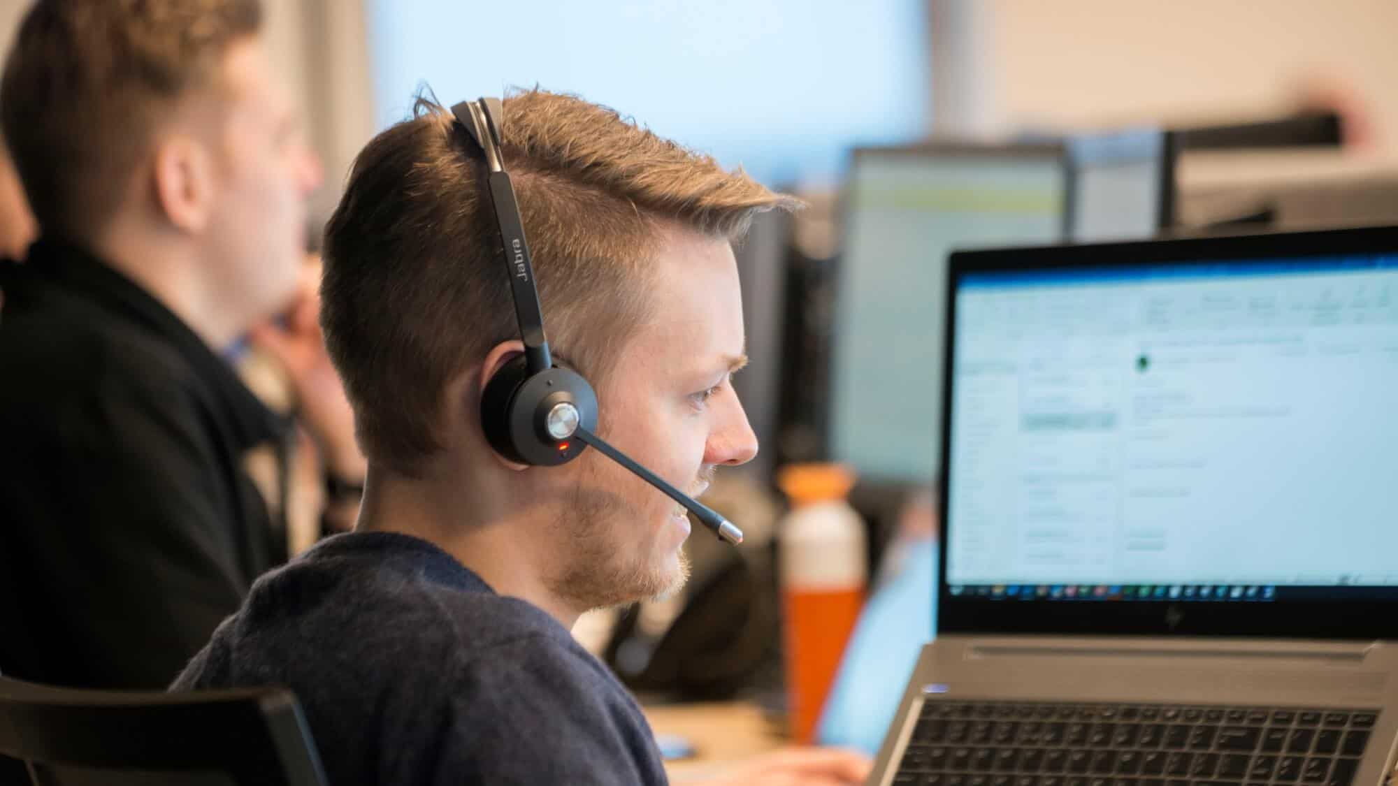 Een medewerker van de servicedesk met headset