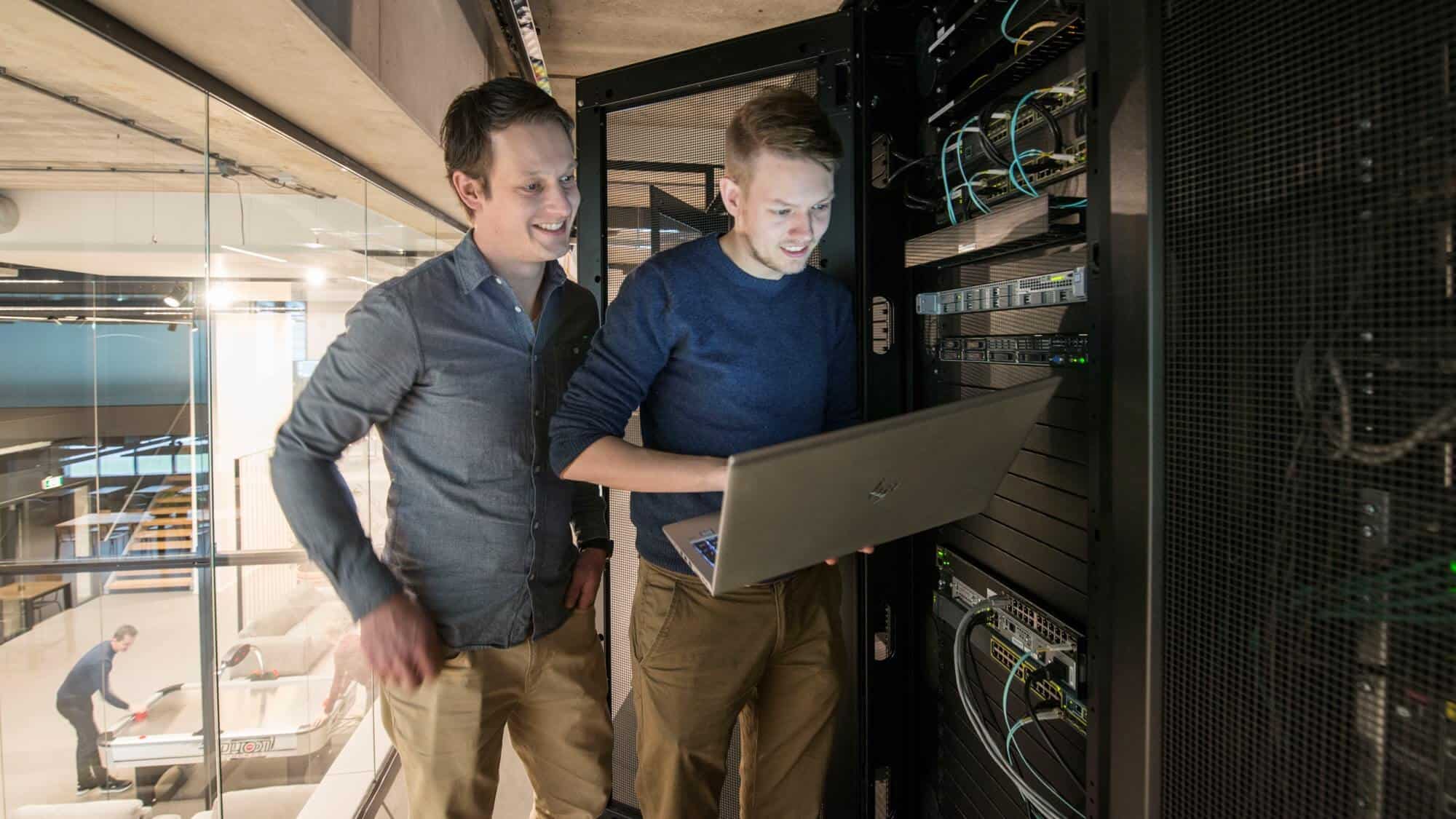 Twee collega's configureren apparatuur in de serverruimte