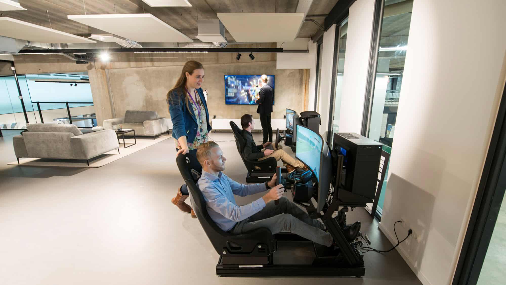Collega's spelen een game in de ontspanningsruimte