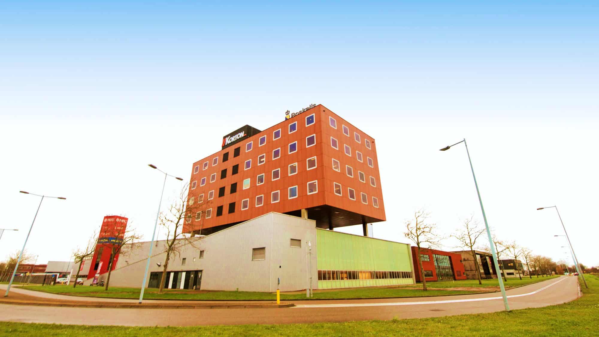 Het Korton-kantoorgebouw van buiten gezien