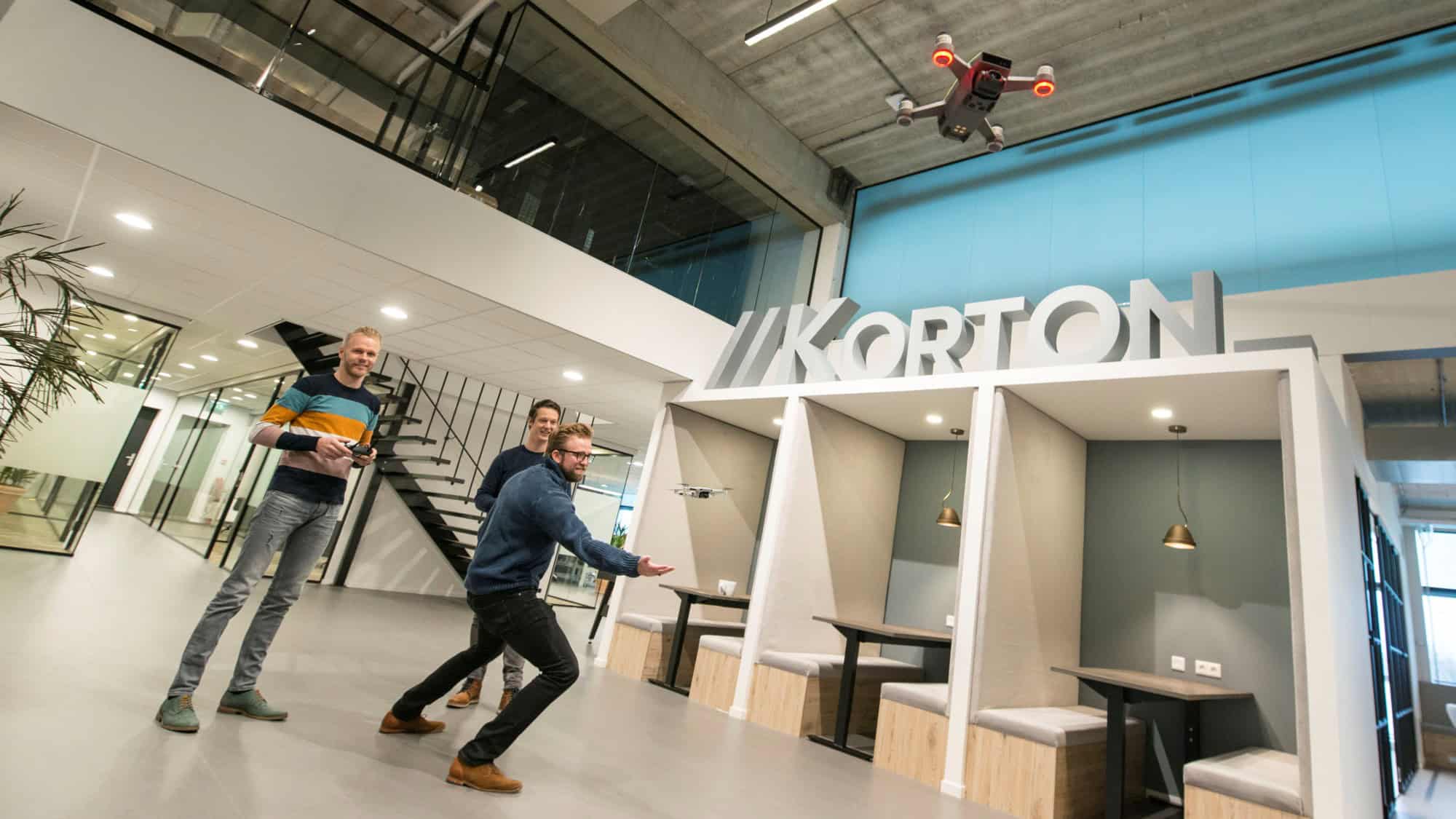 Collega's vliegen met een drone in de hal