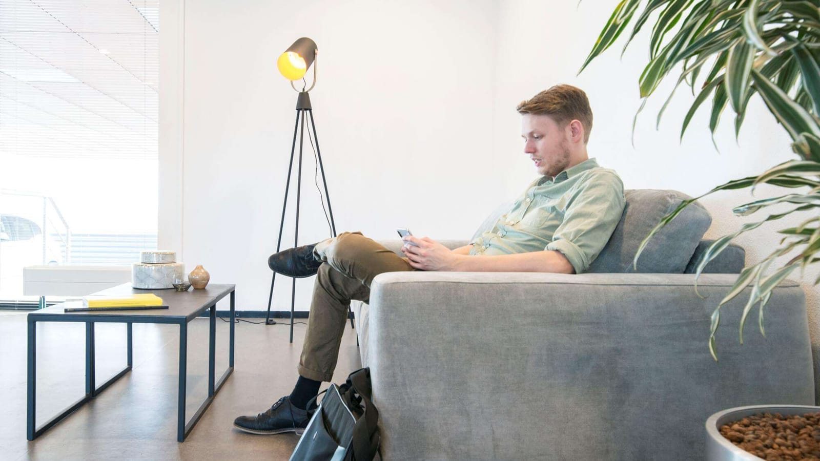 De wachtruimte bij de receptie, met een bank en een leeslamp