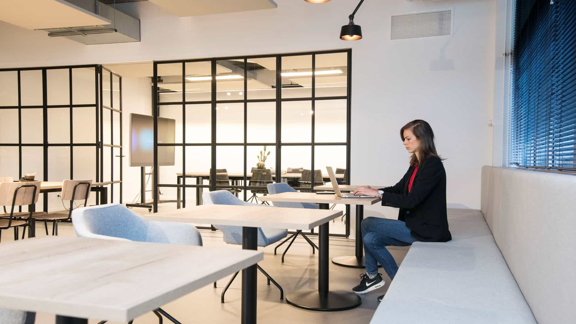 Werkplekken in de kantine