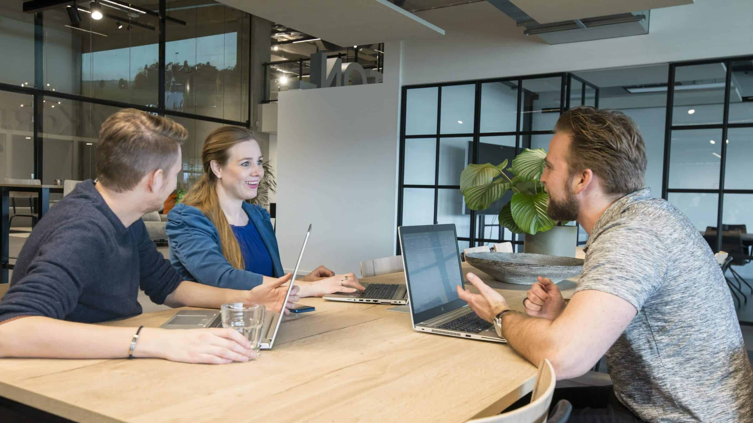 Collega's in overleg aan de kantinetafel