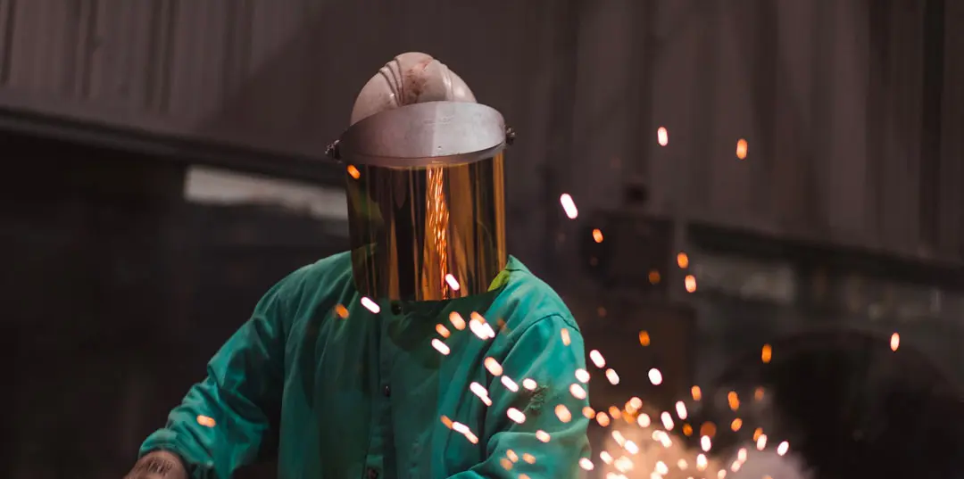 Een lasser aan het werk met vonken
