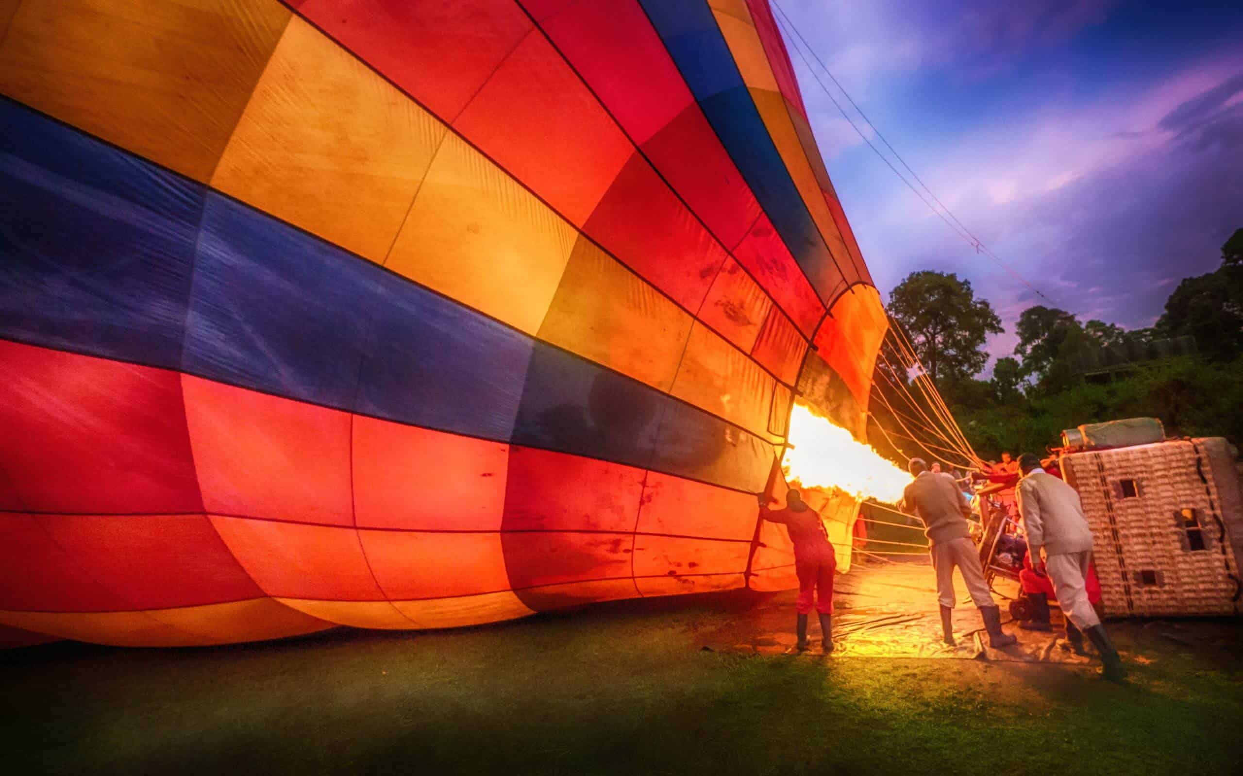 Een luchtballon die opgeblazen wordt