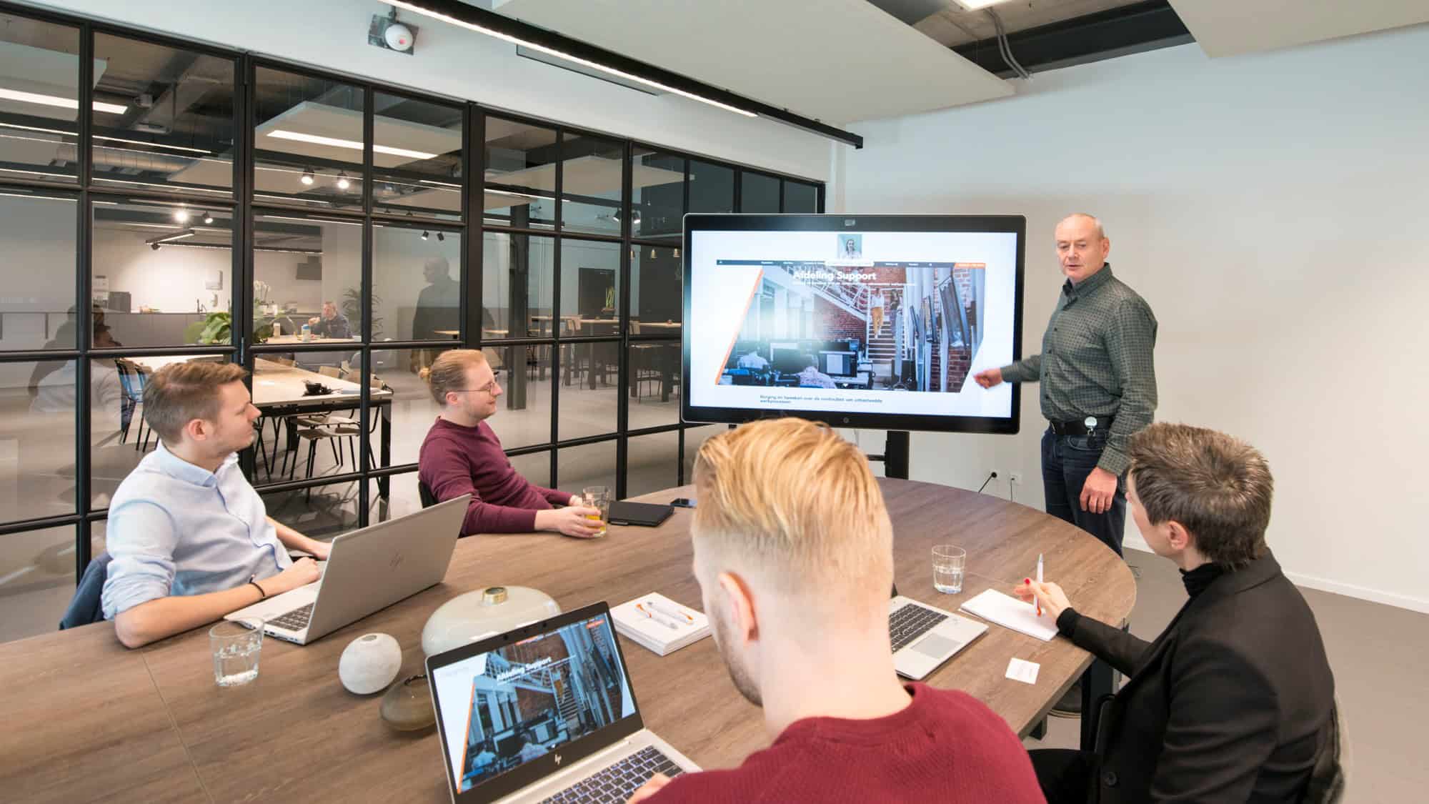 Een videovergadering in de boardroom