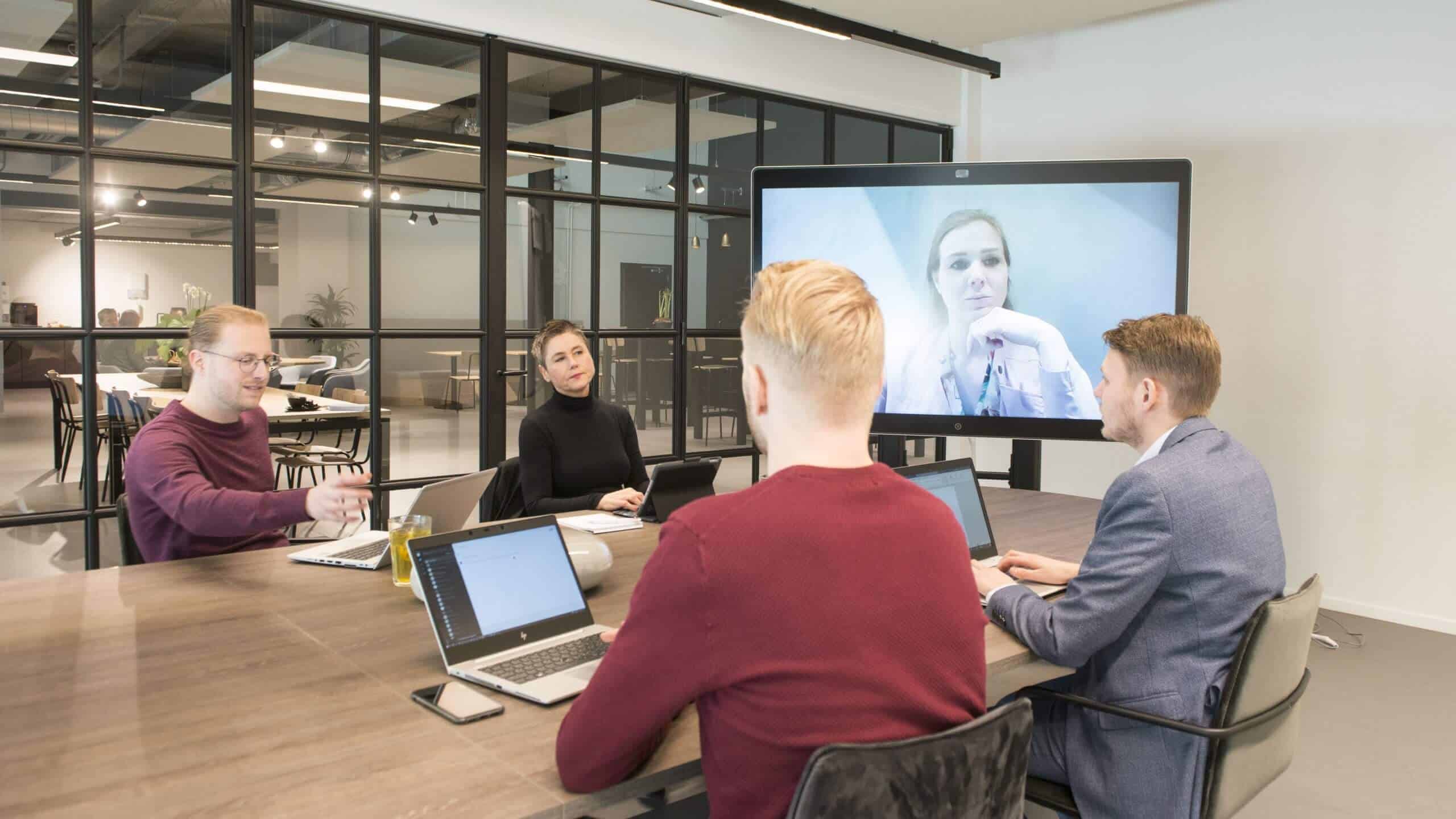 Overleg in de boardroom met een scherm aan de wand