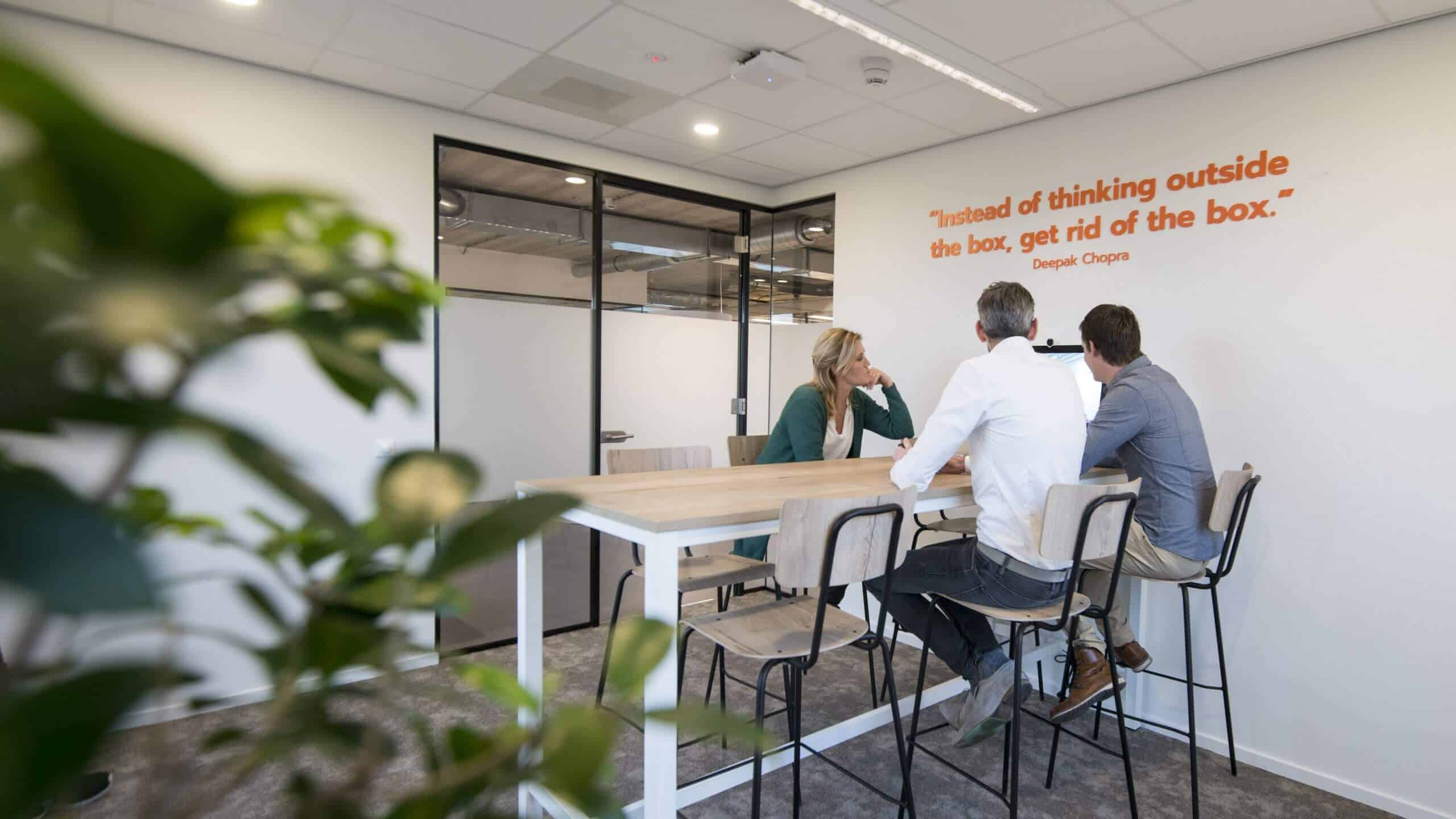 Twee collega's tijdens een videovergadering