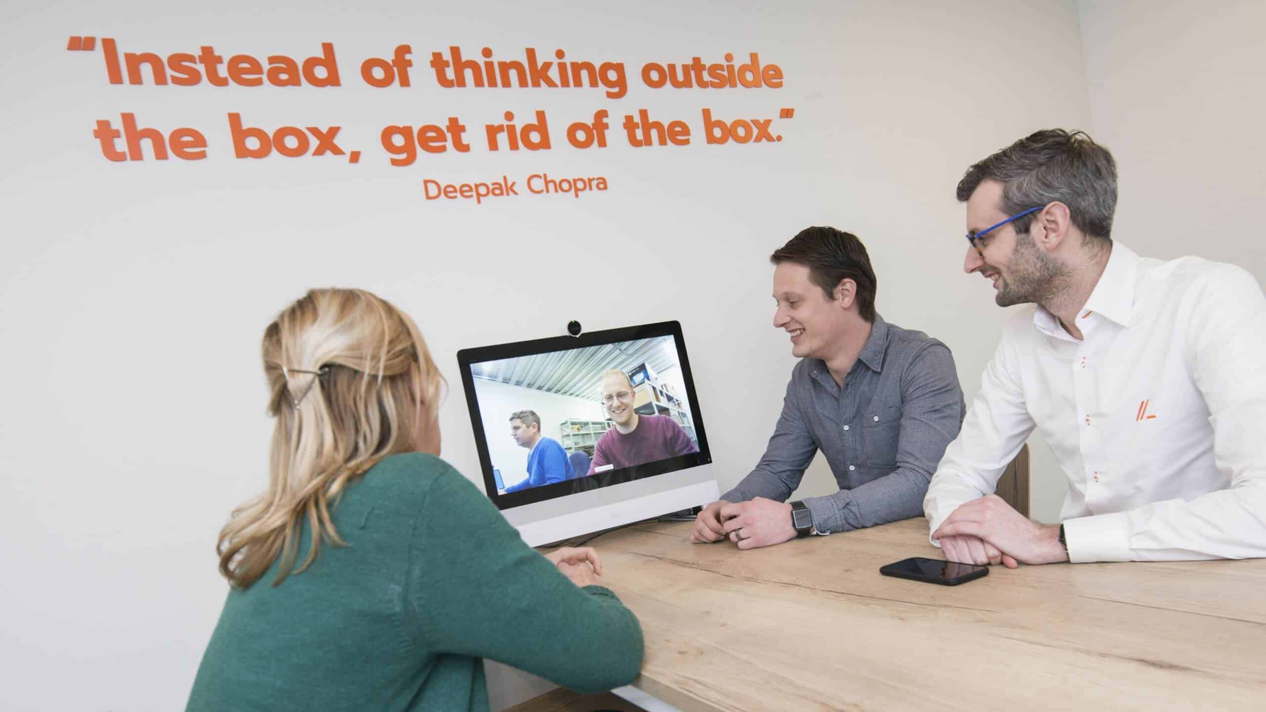 Een videovergadering vanaf een laptop in een overlegruimte