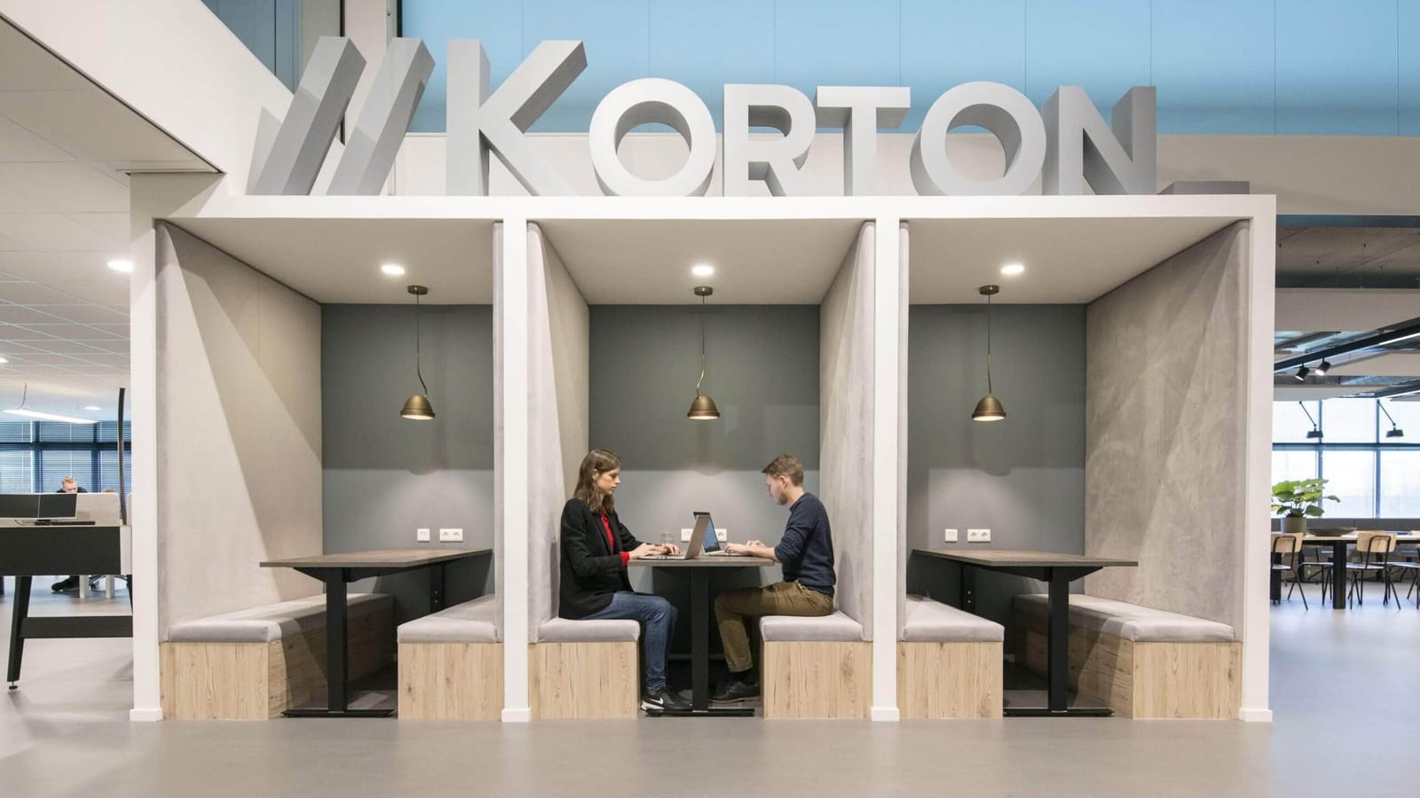 Overlegplekken in de hal van het Korton-kantoor