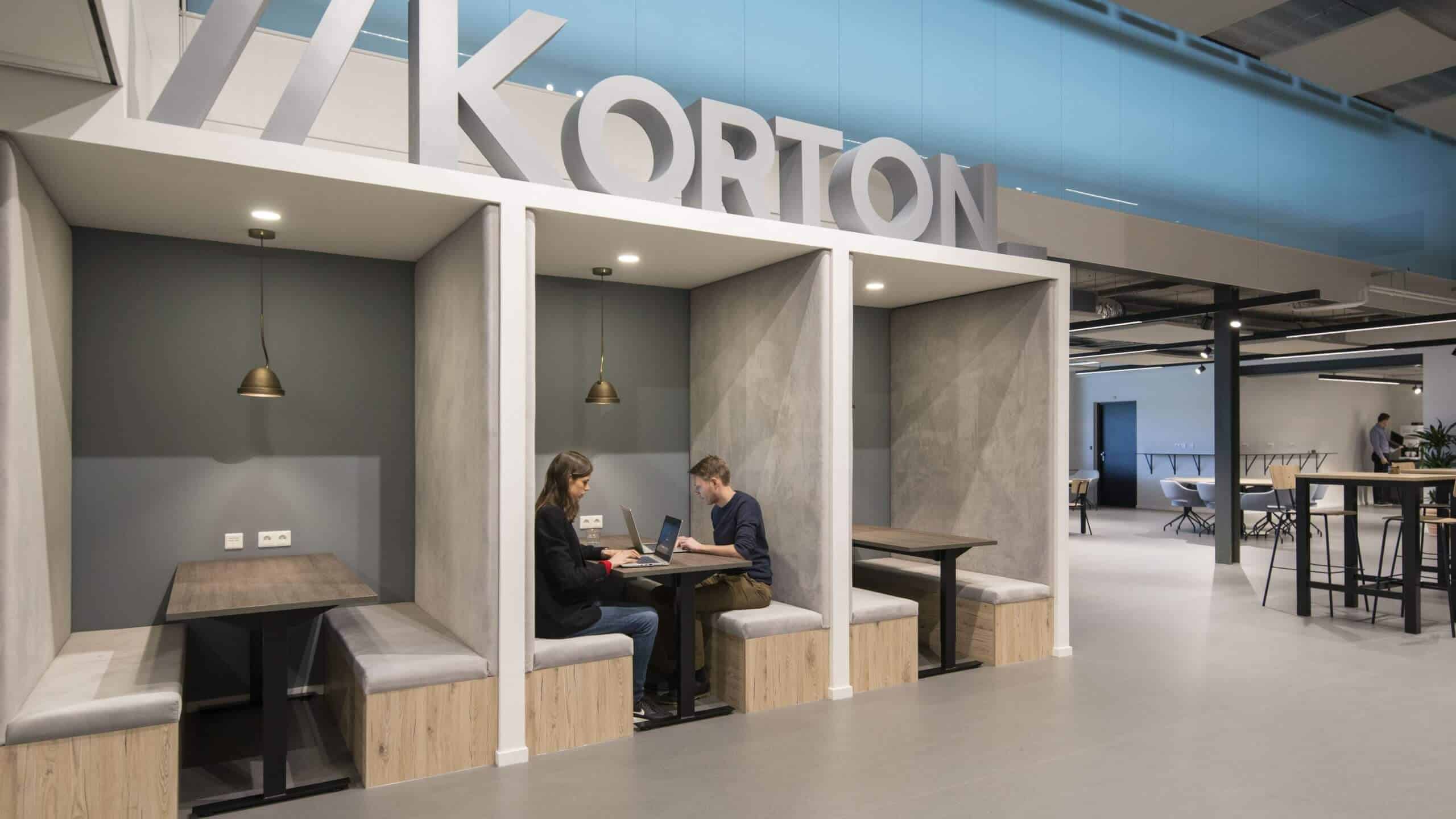 Werkplekken bij de receptie van het Korton-kantoor